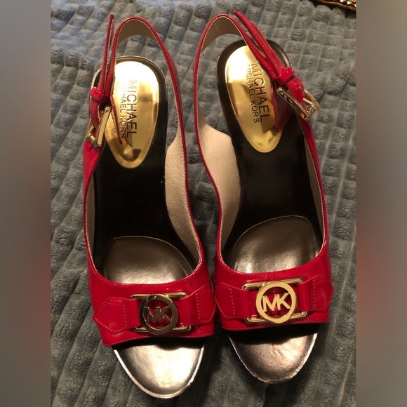 LIKE NEW MICHAEL KORS SLINGBACK WEDGE PATENT LEATHER SANDALS - Picture 2 of 12